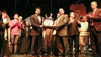 رئيس جامعة بني سويف يهدى درع الجامعة لـ وزير الشباب والرياضة 