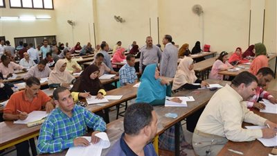 رئيس جامعة سوهاج يتابع سير امتحانات التعليم الصناعى