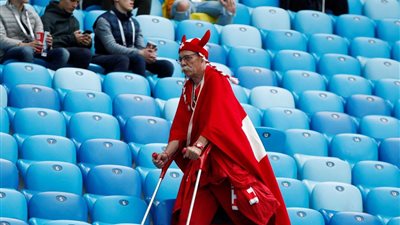 العكاز لا يمنع مشجع سويسري من مؤازرة منتخب بلاده أمام السويد