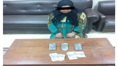 القبض على سيدة بحوزتها 3 فرش حشيش بـ