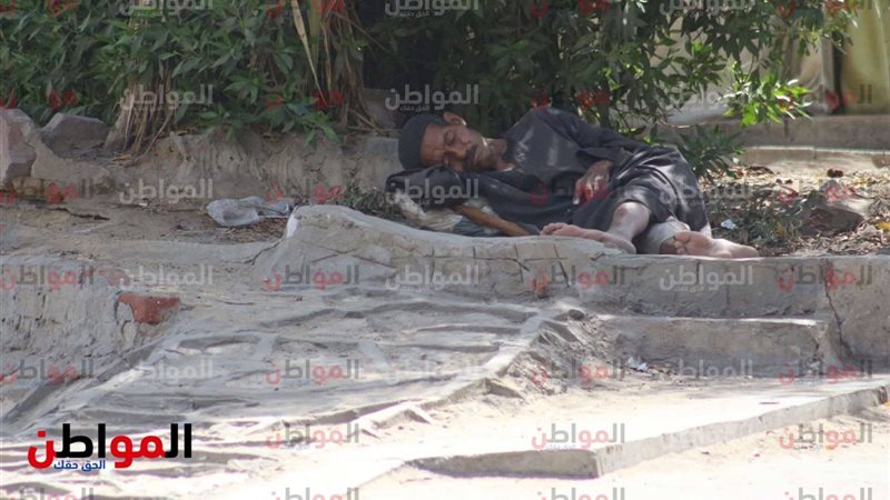 عم عطاء ينام فى الشارع
