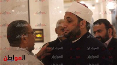 صور.. الشيخ أحمد ترك يصل عزاء الدكتور محمود عاشور فى التجمع