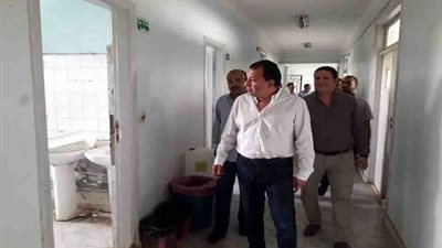 صور.. جولة تفقدية لمحافظ الأقصر بالمقر القديم لمستشفى أرمنت ووحدة الغسيل الكلوى