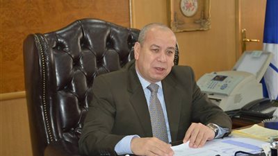 محافظ دمياط يقرر خصم يوم من راتب رئيس مدينة بسبب مخالفات إدارية 