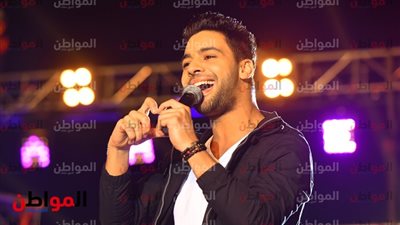 أحمد جمال يشارك جمهوره بـ صورة مع أصغر صديق له