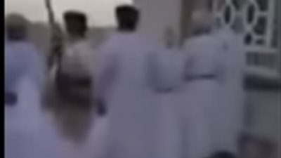 فيديو| نهاية مفزعة لرجل أطلق النار خلف مصلين 