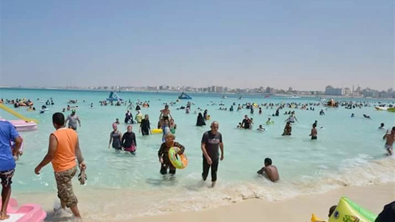 المصطافين  على الشواطئ