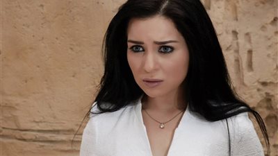 شاهد| مي عز الدين تتابع نشر إطلالاتها في مسلسل 