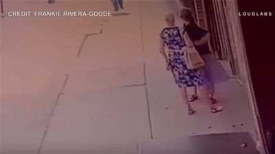 فيديو| لوحة إعلانات تسقط على سيدتين في الشارع بطريقة مفزعة 