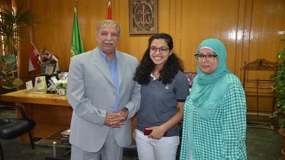 صور.. محافظ الإسماعيلية يكرم طالبة لفوزها بمنحة علمية بـ