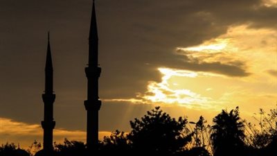 دليل على الحج وفعل الخير.. 6 تفسيرات لسماع الأذان في المنام