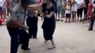 فيديو.. لحظة اعتداء حارس أمن على امرأة بطريقة غير متوقعة 