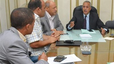 سكرتير سوهاج المساعد يعقد اجتماعا لبحث تعارض أعمال شركة مياه الشرب بطما