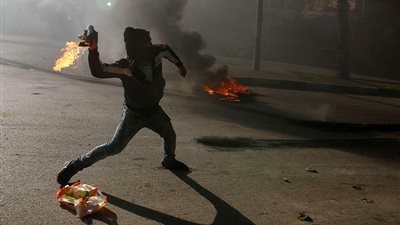 عاجل| اندلاع مواجهات عنيفة بين الفلسطينيين وقوات الاحتلال في الخليل في جمعة 