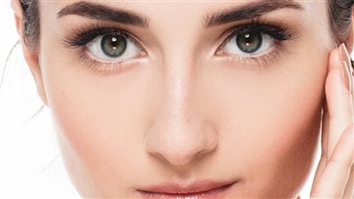 إليكِ قائمة المنتجات التجميلية التي توفر لكِ إطلالة خالية من اللمعان