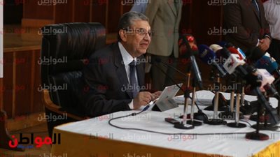 محمد شاكر يبحث خطط تطوير توزيع كهرباء شركة القناة