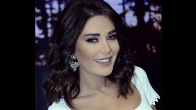 شاهد| إطلالة جريئة لـ