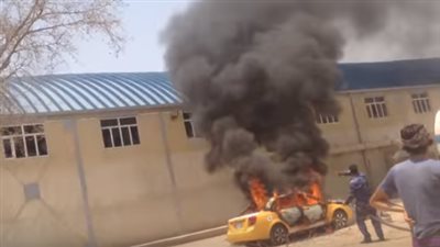 فيديو| احتراق سيارة بسبب ارتفاع درجات الحرارة تشعل الانترنت