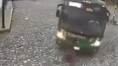 فيديو| العناية الإلهية تنقذ امرأة من الموت والسبب حافلة