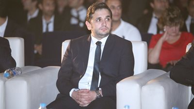 مصطفى خاطر يداعب السبكي في كواليس 