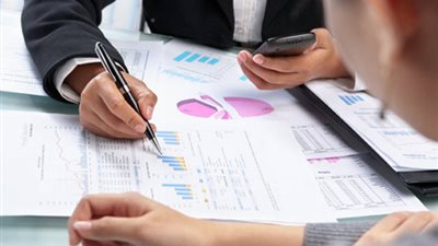 حقيقة مديونية الكهرباء والغاز.. 