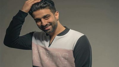 مصطفي جاد يشارك جمهوره بصورة جديدة مع الهضبة 