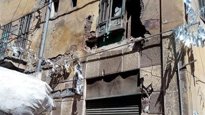 عقار الشموس بـ الإسكندرية آيل للسقوط.. والأهالي تناشد المسئولين بـ 