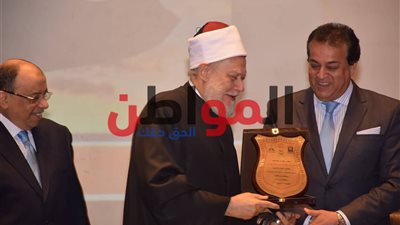 صور.. وزير التعليم العالي يكرم علي جمعة على مجهوداته