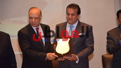 صور.. محافظ القاهرة على قائمة المكرمين في 
