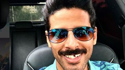 حمدي المرغني يشارك جمهوره بصورة جديدة مع كلبه