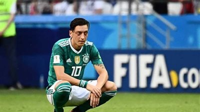 والد أوزيل يدافع عن أبنه
