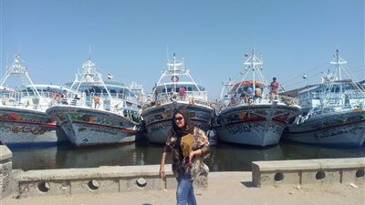 النائبة غادة صقر تُنهي أزمة احتجاز ١٥ مركب صيد بميناء العريش