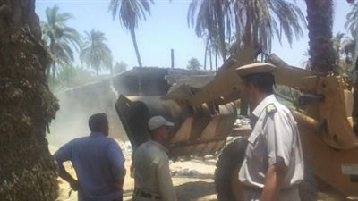 صور.. حملات أمنية مكبرة لتنفيذ 201 إزالة تعديات على الأراضي الزراعية بسوهاج