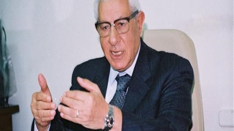 الكاتب الصحفى مكرم