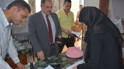 صور.. سكرتير عام الوادي الجديد يتفقد مصنع ملابس مدينة الخارجة