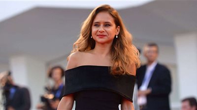 نيللي كريم تشارك جمهورها صورة مع عائلتها 