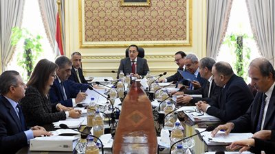 اللجنة الاقتصادية تناقش قضايا التشابكات المالية وتخفيض الدين العام