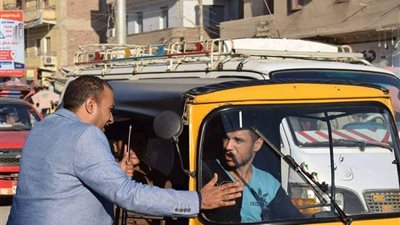 رئيس مركز ابوقرقاص يتابع التزام السائقين بـ تعريفة المواصلات