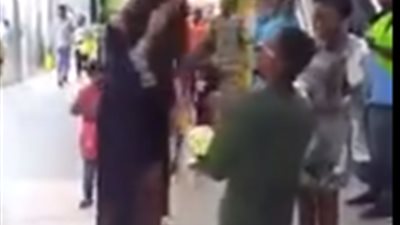 فيديو| امرأة تلقن زوجها 