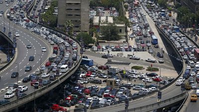 كثافات مرورية متوسطة بشوارع محاور الجيزة.. وانقلاب سيارة يعيق السير أعلى كوبري أكتوبر
