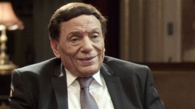 فيديو.. تعليق غريب من عادل إمام على عزف السلام الجمهورى فى المستشفيات 