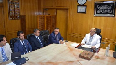 محافظ الإسماعيلية يستعرض الموقف التنفيذي لإقامة مصنع ملابس بالمنطقة الحرة