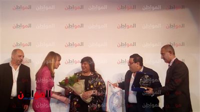 صور.. نجلة الفنان الراحل حسين رياض تتسلم درع تكريمه 