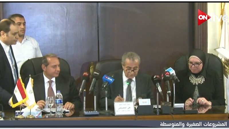 وزير التموين  على