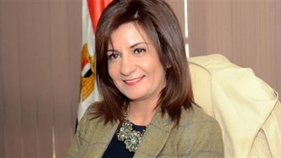 وزيرة الهجرة تزيح الستار عن اللوحة الجدارية الخاصة بـ الدكتور عادل محمود
