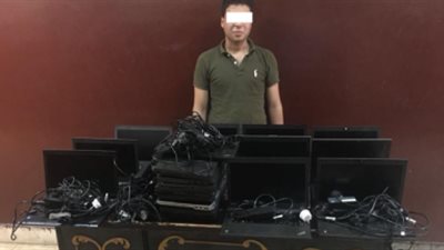 ضبط شخص متهم بسرقة 19 جهاز حاسب آلي بـ كرداسة