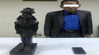 ضبط أحد العناصر الإجرامية فى المنيا بحوزته تمثال أثري