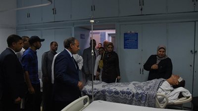 صور.. محافظ الإسكندرية يطمئن على مصابي حادث أتوبيس مطروح
