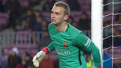 برشلونة يبحث عن بديل للحارس سيليسين