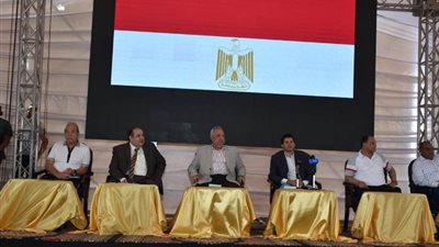وزير الشباب ومحافظ الشرقية يلتقيان الشباب المشارك في ماراثون 